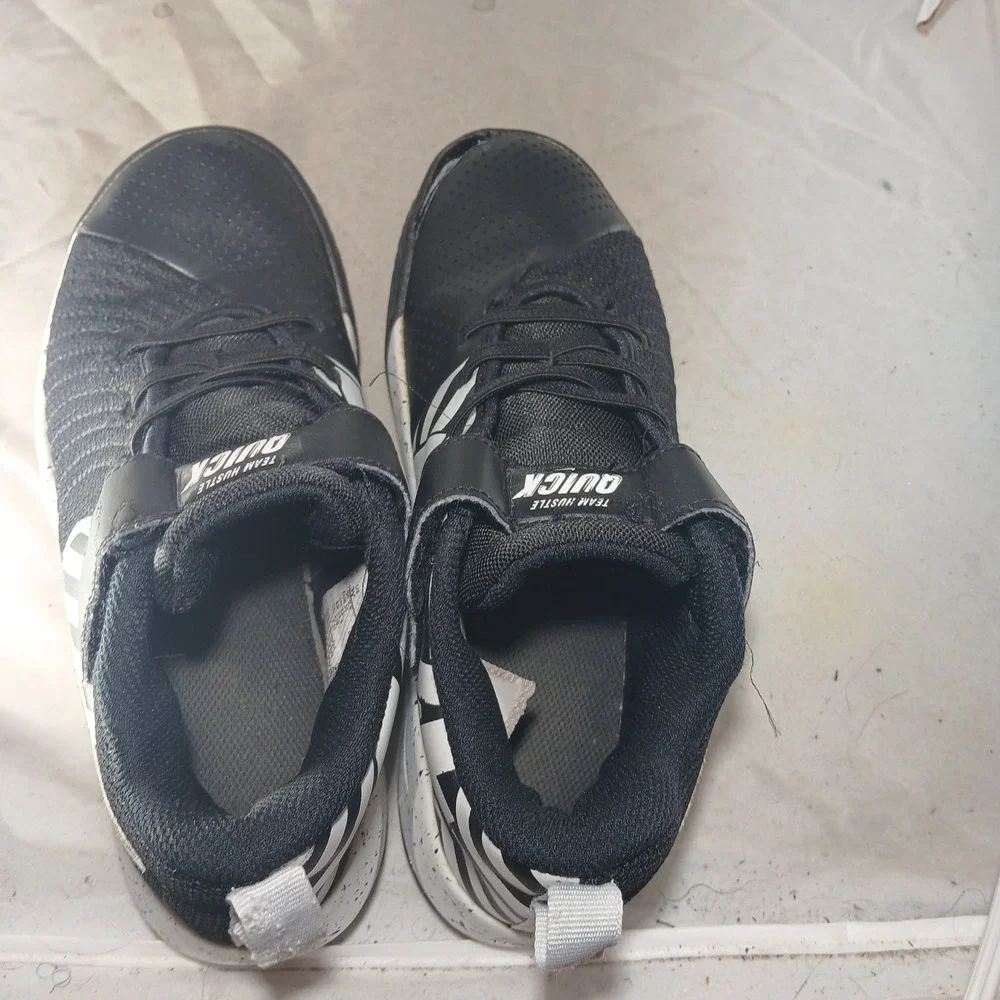 Nike Team Hustle Quick 2 Kids Basketball Shoes Black White‎ BV1135-001 Size 3Y